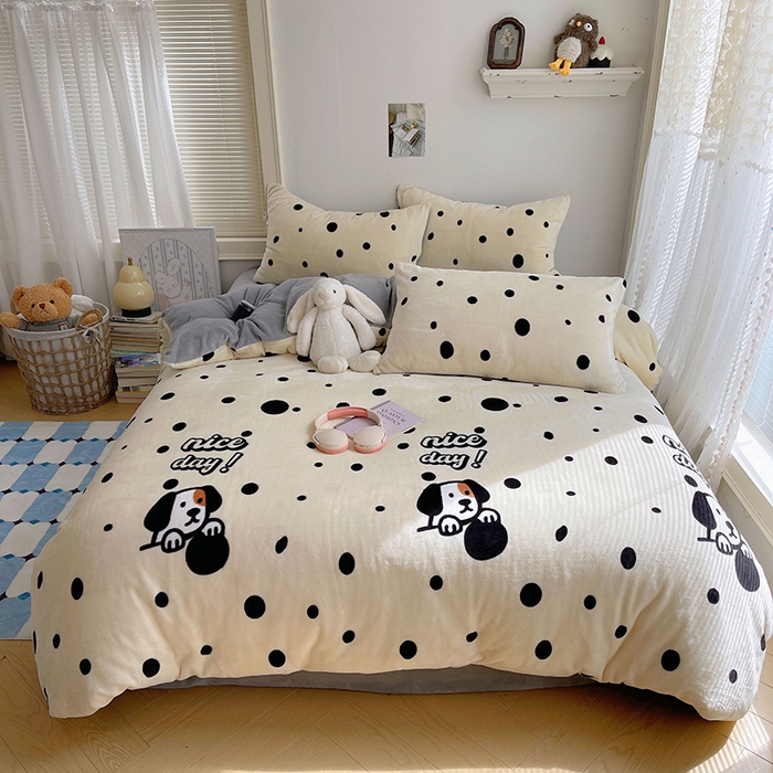 91家纺网 家纺一手货源 找家纺 yyds网供 2025新款萌趣四件套卡通花卉牛奶绒三件套加厚保暖裸睡治愈防静电 黑白的波点狗