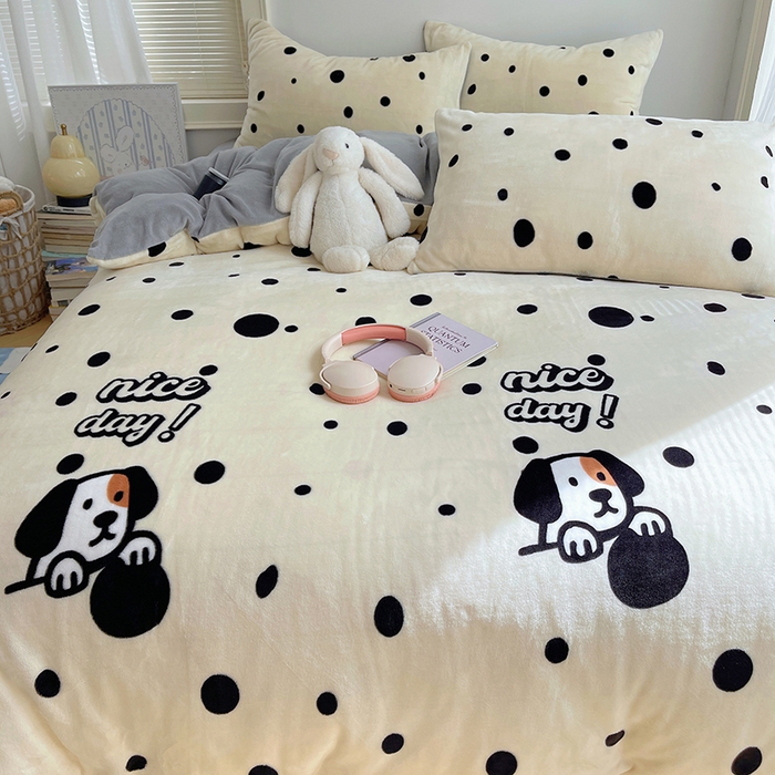 91家纺网 家纺一手货源 找家纺 yyds网供 2025新款萌趣四件套卡通花卉牛奶绒三件套加厚保暖裸睡治愈防静电 黑白的波点狗