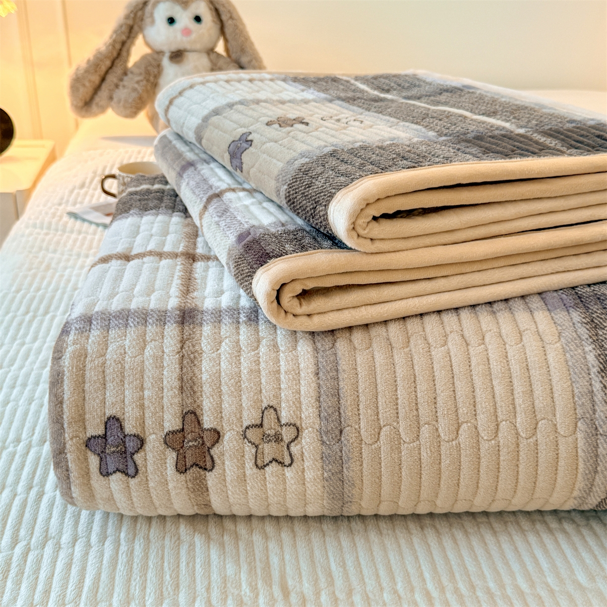 91家纺网 家纺一手货源 找家纺 慕木家纺 2025新款高克重牛奶绒小清新印花卡通夹棉单床盖床盖单件（提供买家秀) 牛奶绒床盖-拉菲格