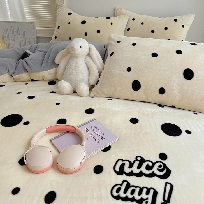 91家纺网 家纺一手货源 找家纺 yyds网供 2025新款萌趣四件套卡通花卉牛奶绒三件套加厚保暖裸睡治愈防静电 黑白的波点狗