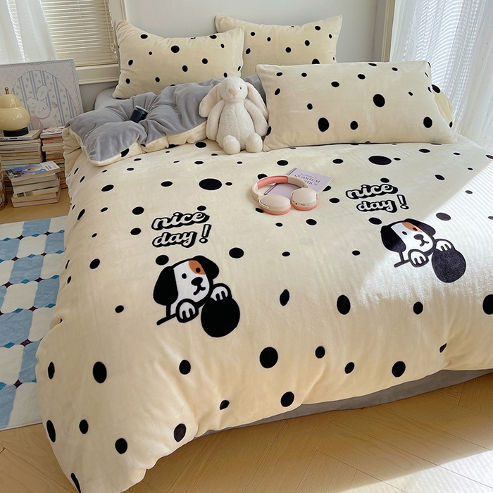 91家纺网 家纺一手货源 找家纺 yyds网供 2025新款萌趣四件套卡通花卉牛奶绒三件套加厚保暖裸睡治愈防静电 黑白的波点狗