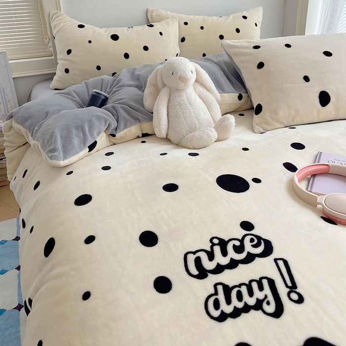 91家纺网 家纺一手货源 找家纺 yyds网供 2025新款萌趣四件套卡通花卉牛奶绒三件套加厚保暖裸睡治愈防静电 黑白的波点狗