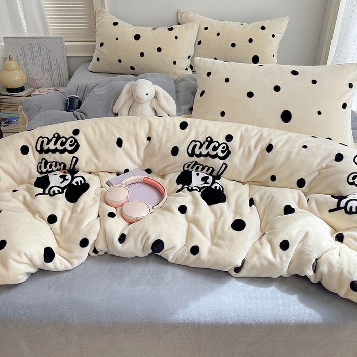 91家纺网 家纺一手货源 找家纺 yyds网供 2025新款萌趣四件套卡通花卉牛奶绒三件套加厚保暖裸睡治愈防静电 黑白的波点狗