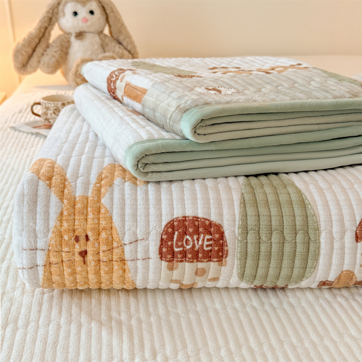 91家纺网 家纺一手货源 找家纺 （总）慕木家纺 2025新款高克重牛奶绒小清新印花卡通夹棉单床盖床盖单件（提供买家秀)