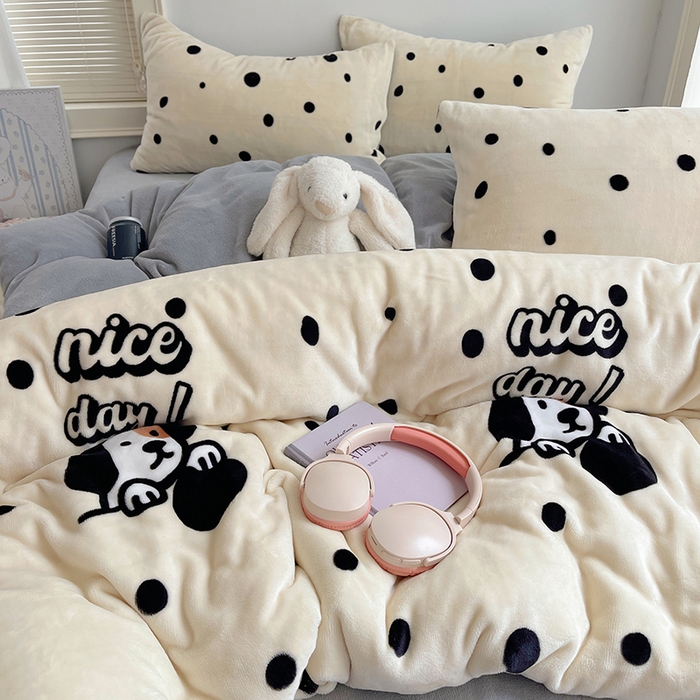 91家纺网 家纺一手货源 找家纺 yyds网供 2025新款萌趣四件套卡通花卉牛奶绒三件套加厚保暖裸睡治愈防静电 黑白的波点狗