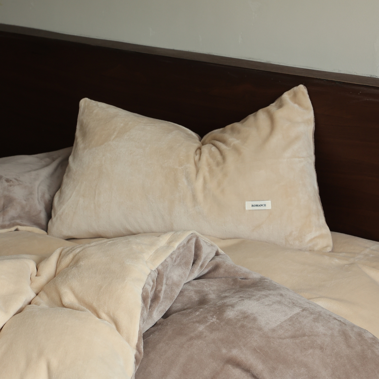 91家纺网 家纺一手货源 找家纺 时光里 2025新款230克纯色简约双拼牛奶绒四件套套件 杏仁拼米咖