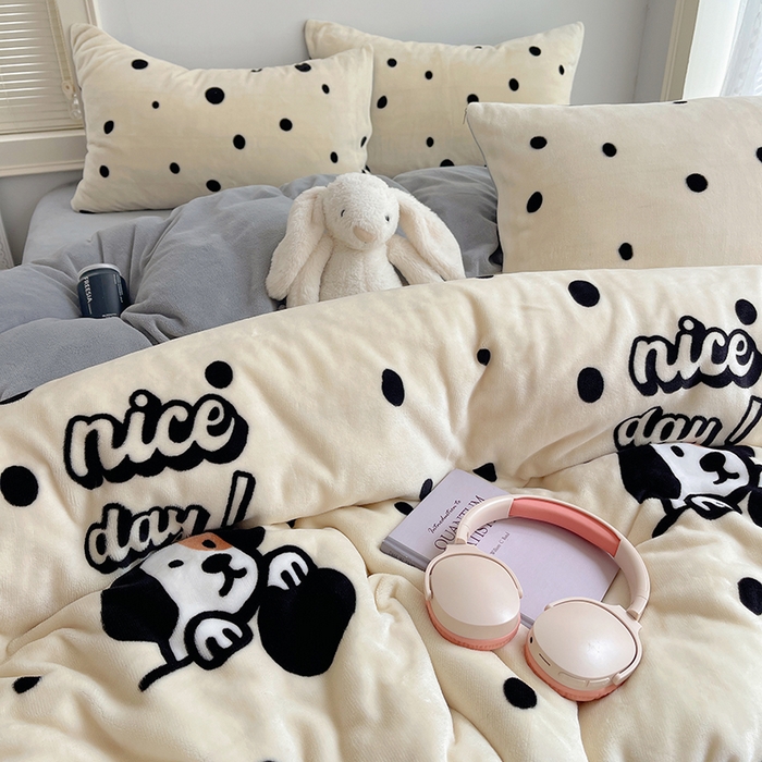 91家纺网 家纺一手货源 找家纺 yyds网供 2025新款萌趣四件套卡通花卉牛奶绒三件套加厚保暖裸睡治愈防静电 黑白的波点狗