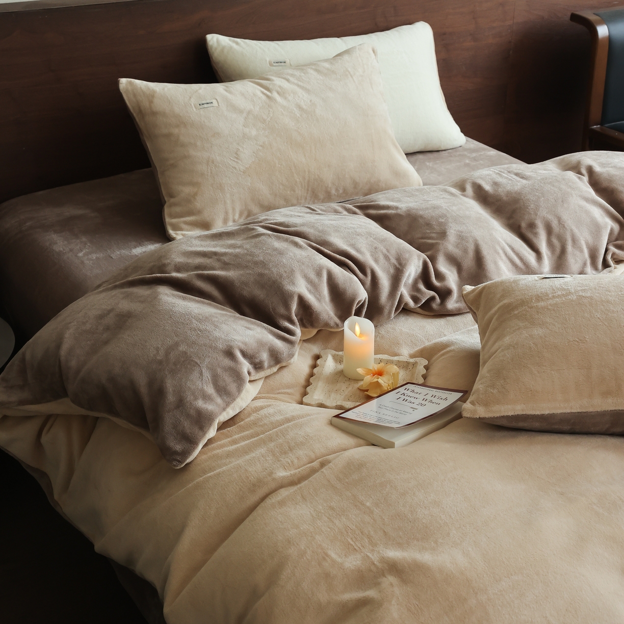 91家纺网 家纺一手货源 找家纺 时光里 2025新款230克纯色简约双拼牛奶绒四件套套件 杏仁拼米咖