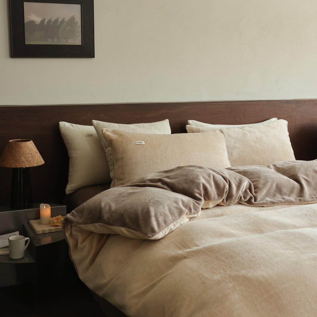 91家纺网 家纺一手货源 找家纺 时光里 2025新款230克纯色简约双拼牛奶绒四件套套件 杏仁拼米咖