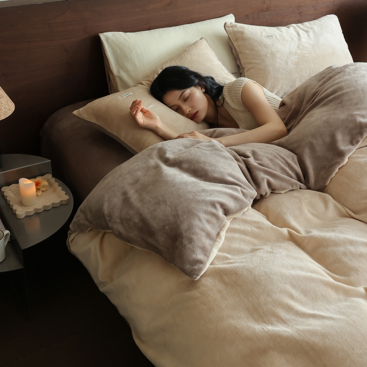 91家纺网 家纺一手货源 找家纺 时光里 2025新款230克纯色简约双拼牛奶绒四件套套件 杏仁拼米咖