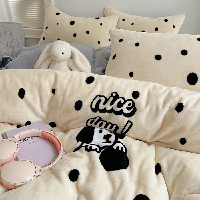 91家纺网 家纺一手货源 找家纺 yyds网供 2025新款萌趣四件套卡通花卉牛奶绒三件套加厚保暖裸睡治愈防静电 黑白的波点狗