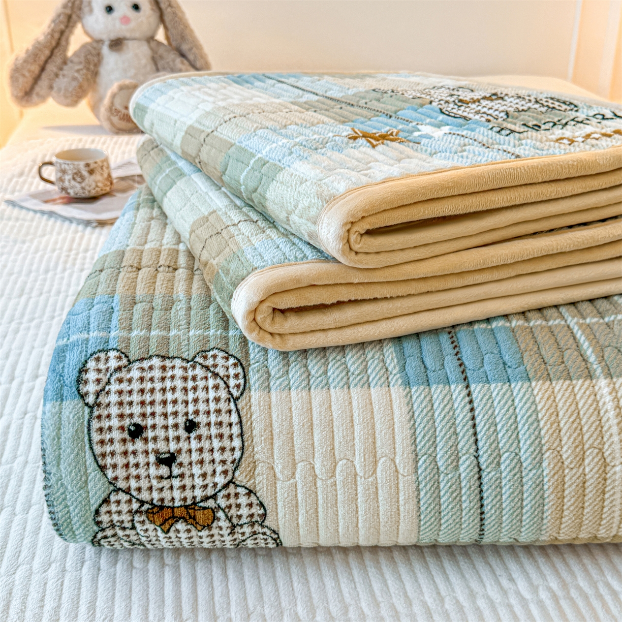 91家纺网 家纺一手货源 找家纺 （总）慕木家纺 2025新款高克重牛奶绒小清新印花卡通夹棉单床盖床盖单件（提供买家秀)