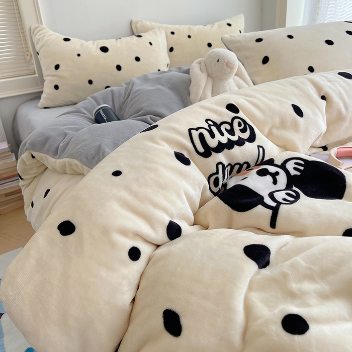 91家纺网 家纺一手货源 找家纺 yyds网供 2025新款萌趣四件套卡通花卉牛奶绒三件套加厚保暖裸睡治愈防静电 黑白的波点狗