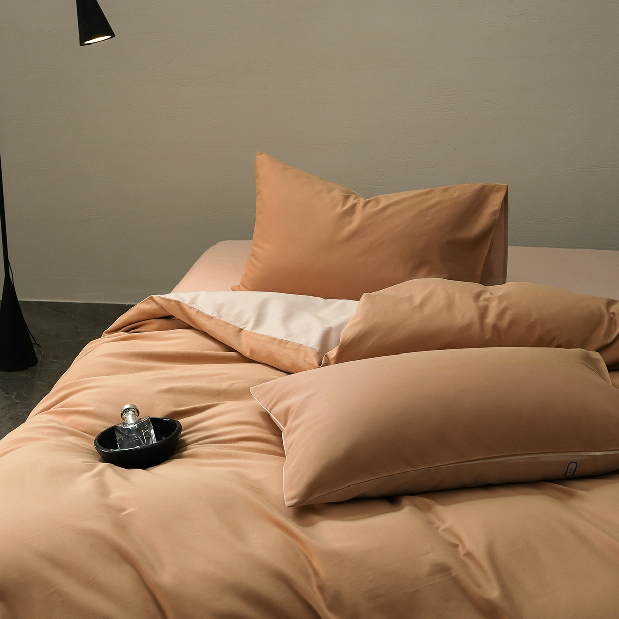 91家纺网 家纺一手货源 找家纺 禾时 2025新款A类全棉贡缎磨毛纯色四件套（礼盒包装）-风格1 耀金