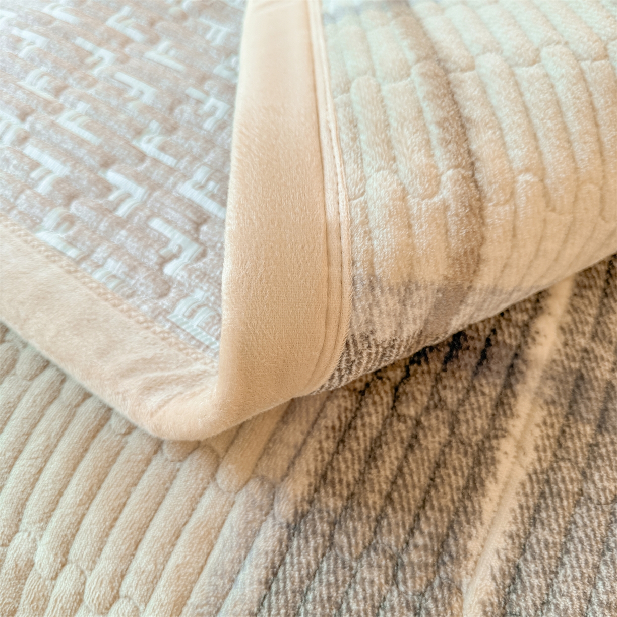 91家纺网 家纺一手货源 找家纺 慕木家纺 2025新款高克重牛奶绒小清新印花卡通夹棉单床盖床盖单件（提供买家秀) 牛奶绒床盖-拉菲格