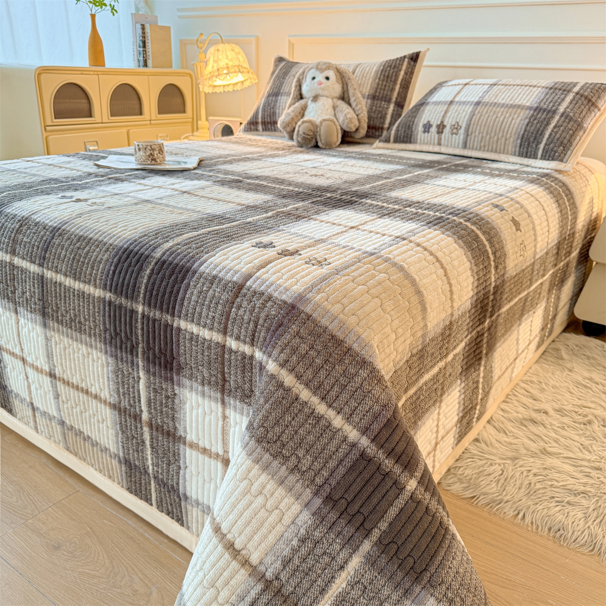 91家纺网 家纺一手货源 找家纺 慕木家纺 2025新款高克重牛奶绒小清新印花卡通夹棉单床盖床盖单件（提供买家秀) 牛奶绒床盖-拉菲格