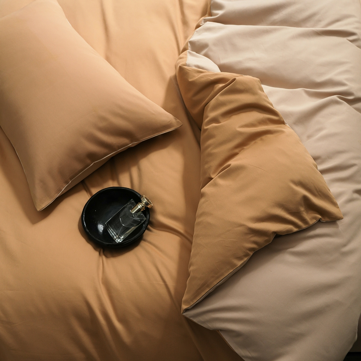 91家纺网 家纺一手货源 找家纺 禾时 2025新款A类全棉贡缎磨毛纯色四件套（礼盒包装）-风格1 耀金