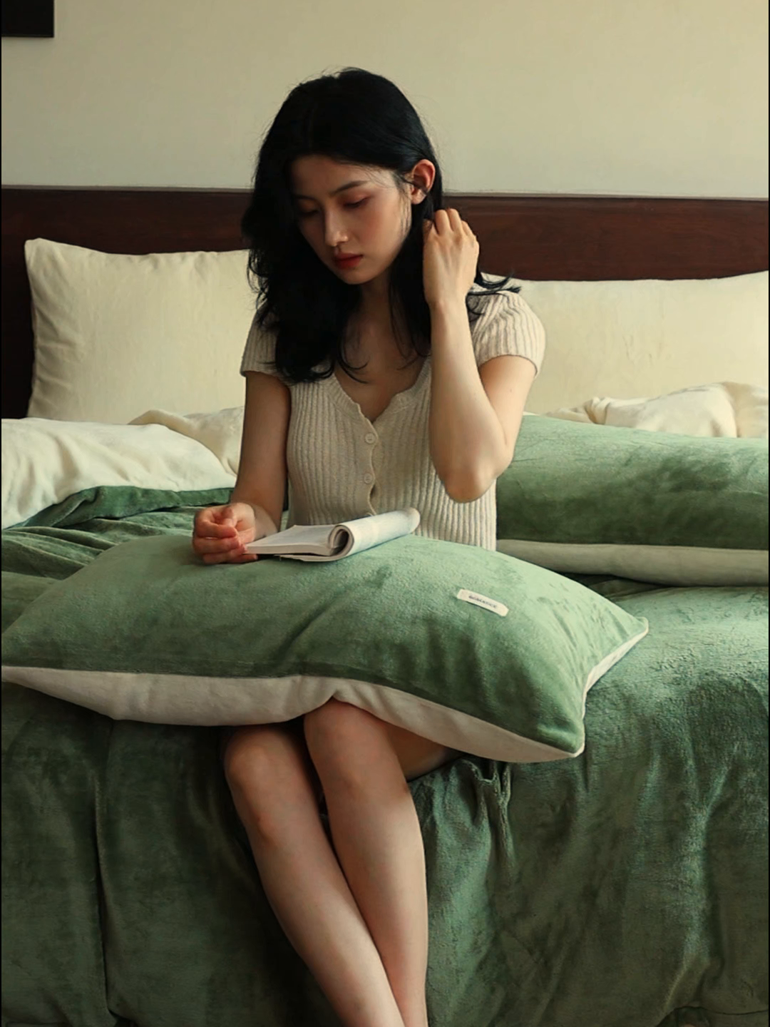 91家纺网 家纺一手货源 找家纺 时光里 2025新款230克纯色简约双拼牛奶绒四件套套件 橄榄绿拼奶白