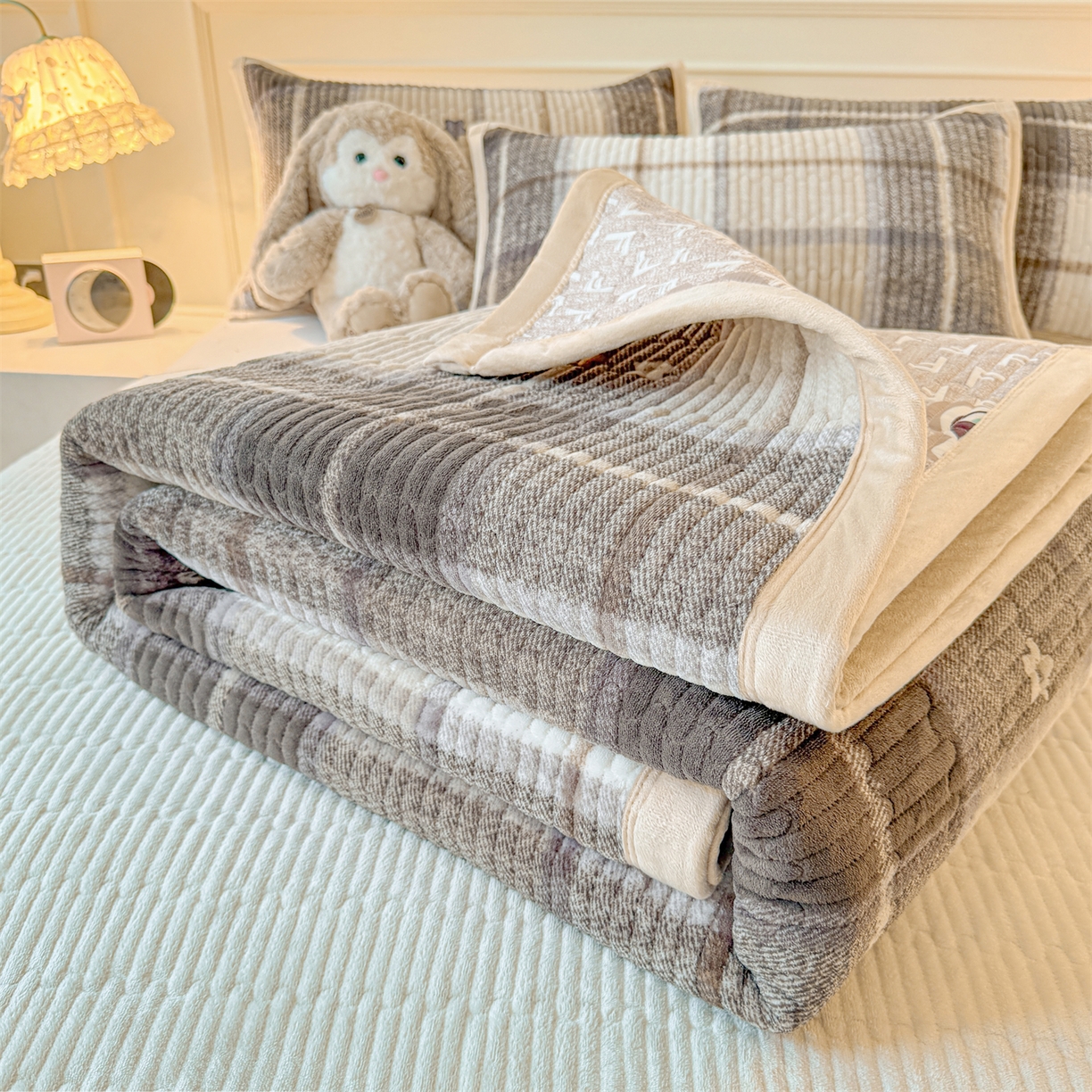 91家纺网 家纺一手货源 找家纺 慕木家纺 2025新款高克重牛奶绒小清新印花卡通夹棉单床盖床盖单件（提供买家秀) 牛奶绒床盖-拉菲格