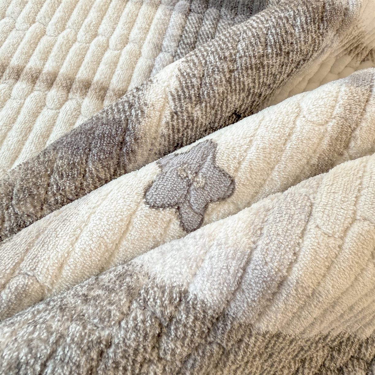 91家纺网 家纺一手货源 找家纺 慕木家纺 2025新款高克重牛奶绒小清新印花卡通夹棉单床盖床盖单件（提供买家秀) 牛奶绒床盖-拉菲格