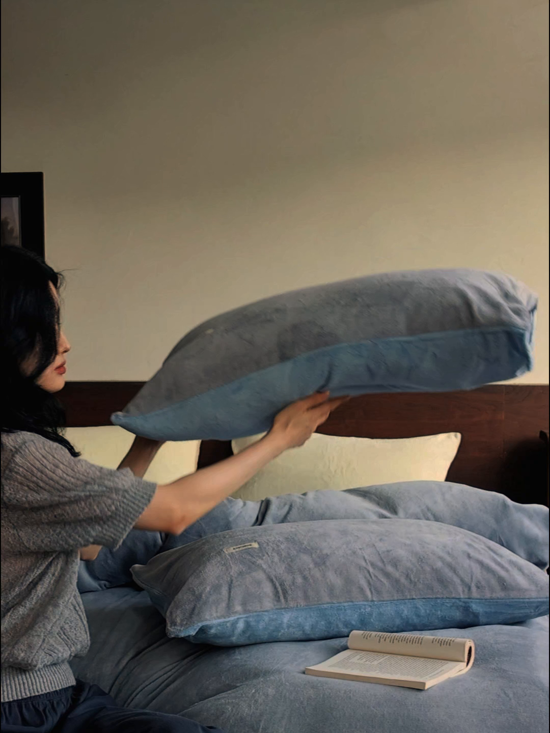 91家纺网 家纺一手货源 找家纺 时光里 2025新款230克纯色简约双拼牛奶绒四件套套件 古典灰拼复古蓝