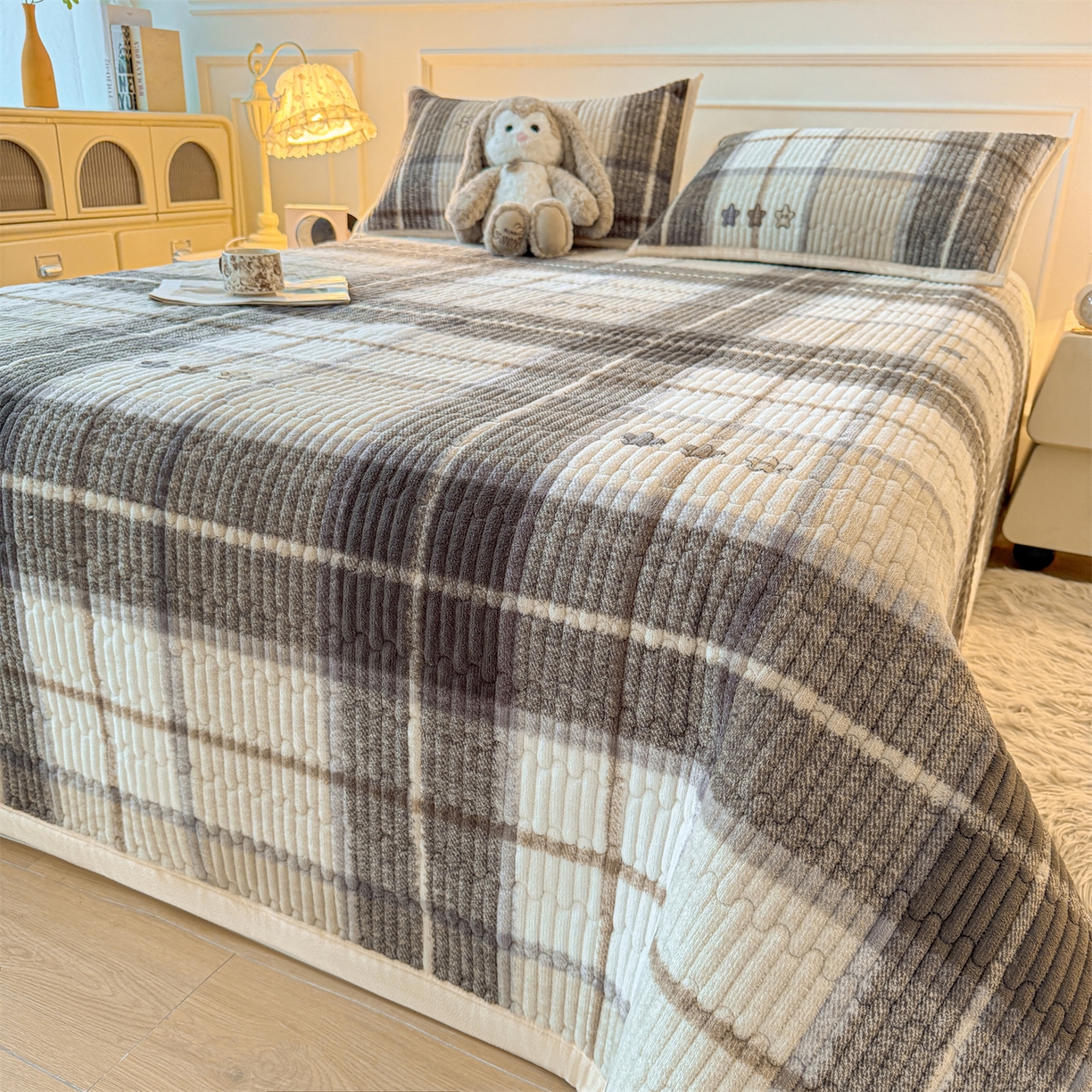 91家纺网 家纺一手货源 找家纺 慕木家纺 2025新款高克重牛奶绒小清新印花卡通夹棉单床盖床盖单件（提供买家秀) 牛奶绒床盖-拉菲格