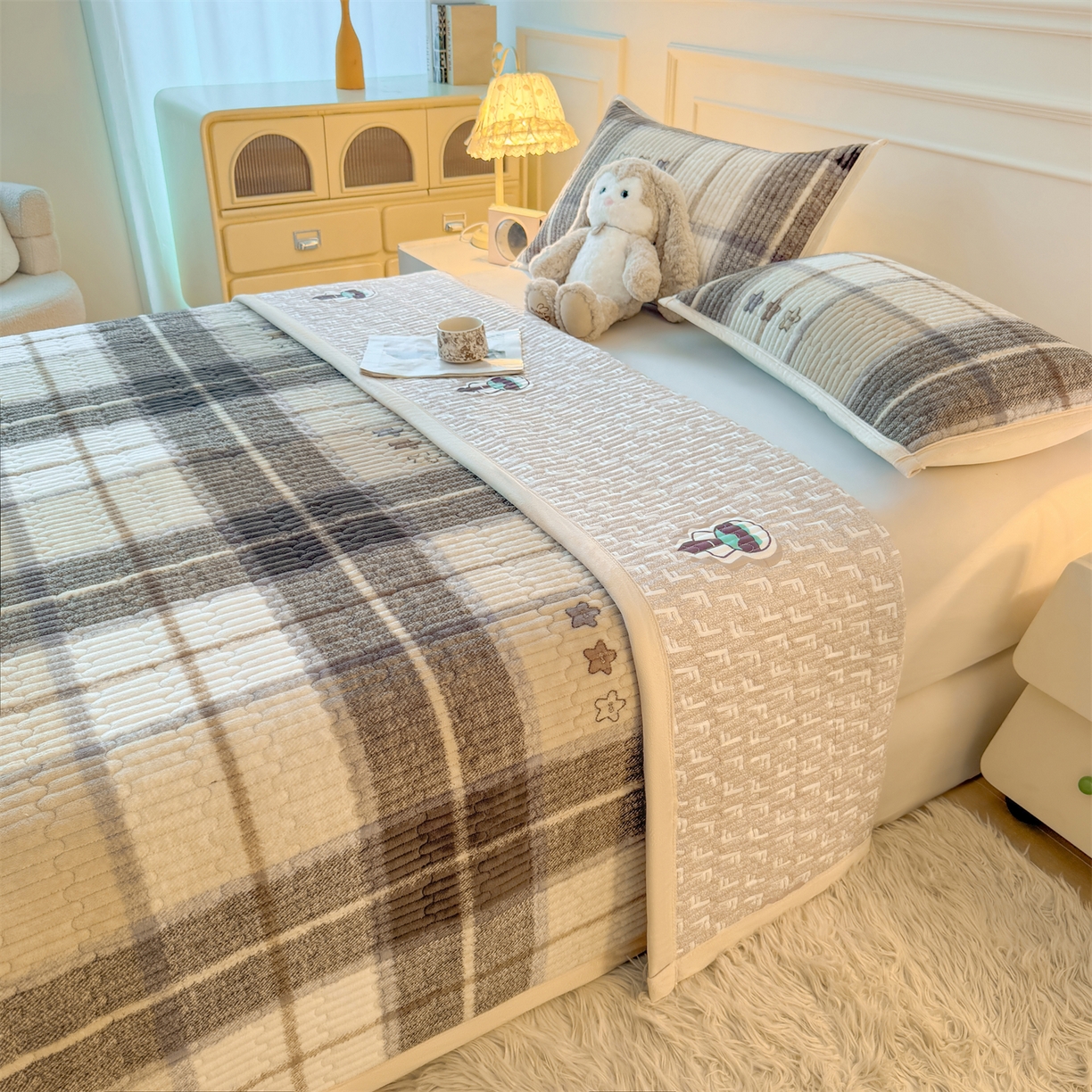 91家纺网 家纺一手货源 找家纺 慕木家纺 2025新款高克重牛奶绒小清新印花卡通夹棉单床盖床盖单件（提供买家秀) 牛奶绒床盖-拉菲格