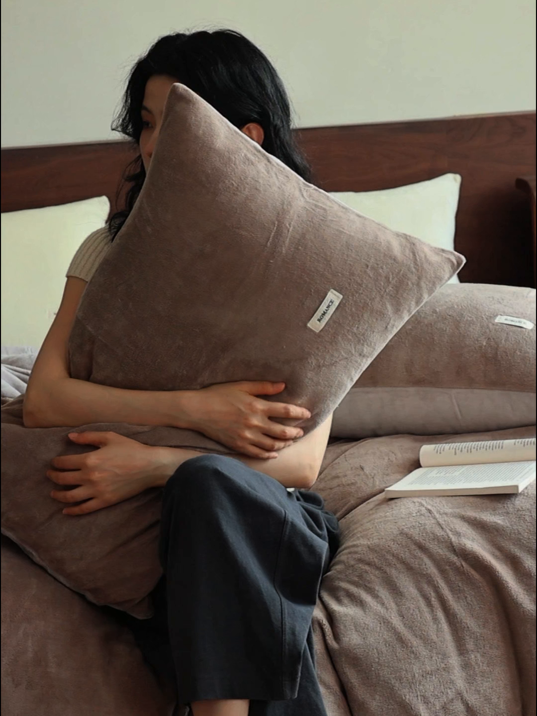 91家纺网 家纺一手货源 找家纺 时光里 2025新款230克纯色简约双拼牛奶绒四件套套件 米咖拼星际灰