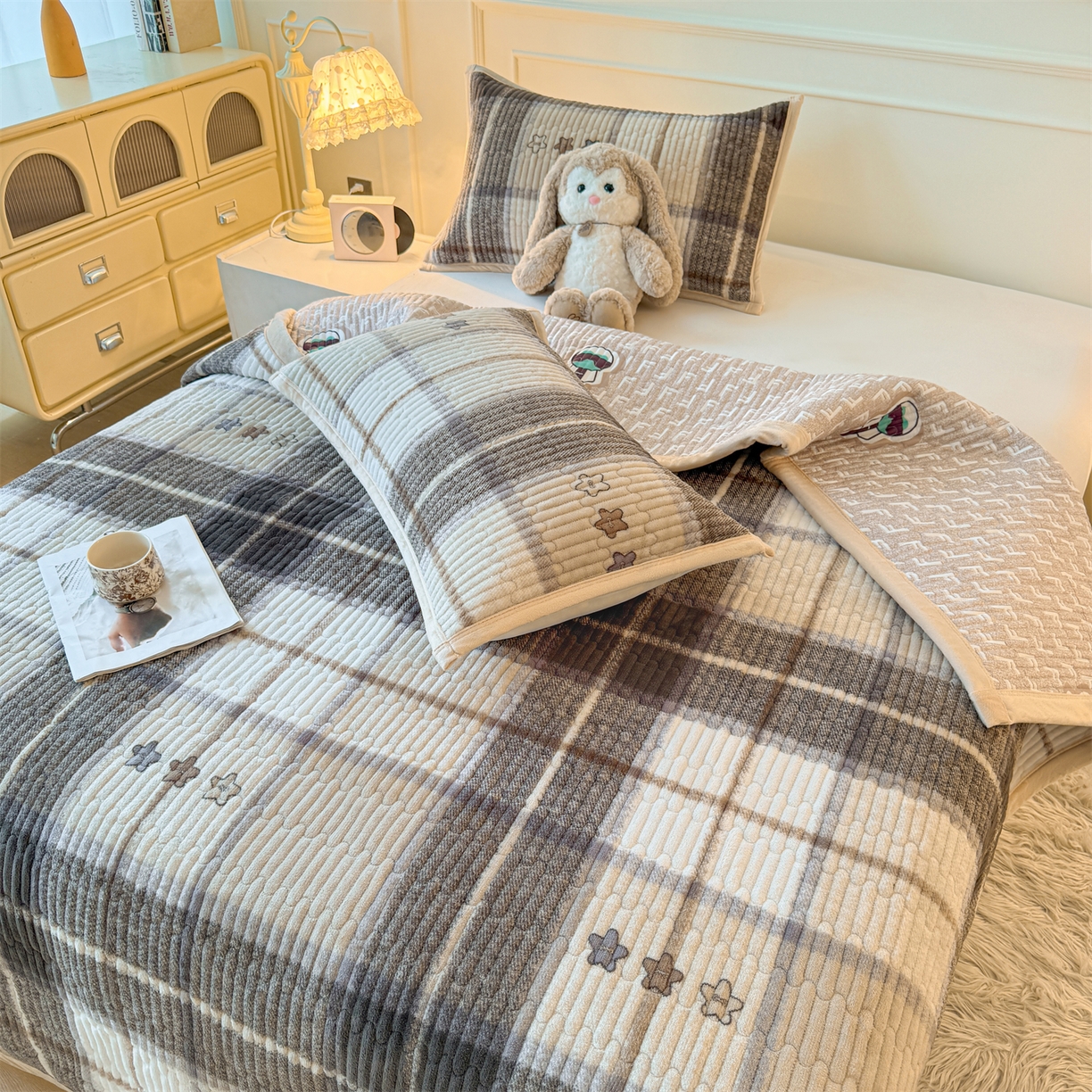 91家纺网 家纺一手货源 找家纺 慕木家纺 2025新款高克重牛奶绒小清新印花卡通夹棉单床盖床盖单件（提供买家秀) 牛奶绒床盖-拉菲格