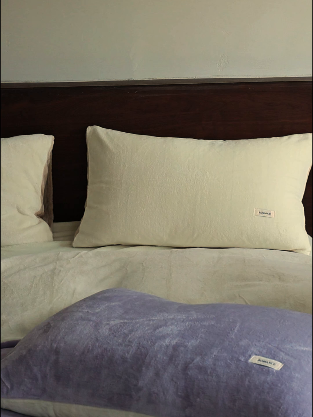 91家纺网 家纺一手货源 找家纺 时光里 2025新款230克纯色简约双拼牛奶绒四件套套件 浅紫拼奶白