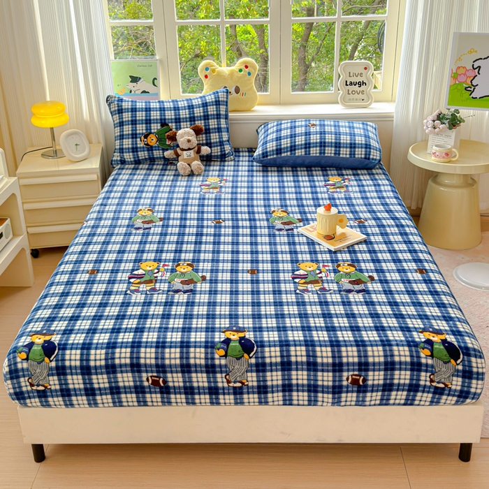 91家纺网 家纺一手货源 找家纺 澜妃 2025新款高克重软软糯糯牛奶绒单床笠CL系列（小红书推荐） CL-蓝格英伦熊