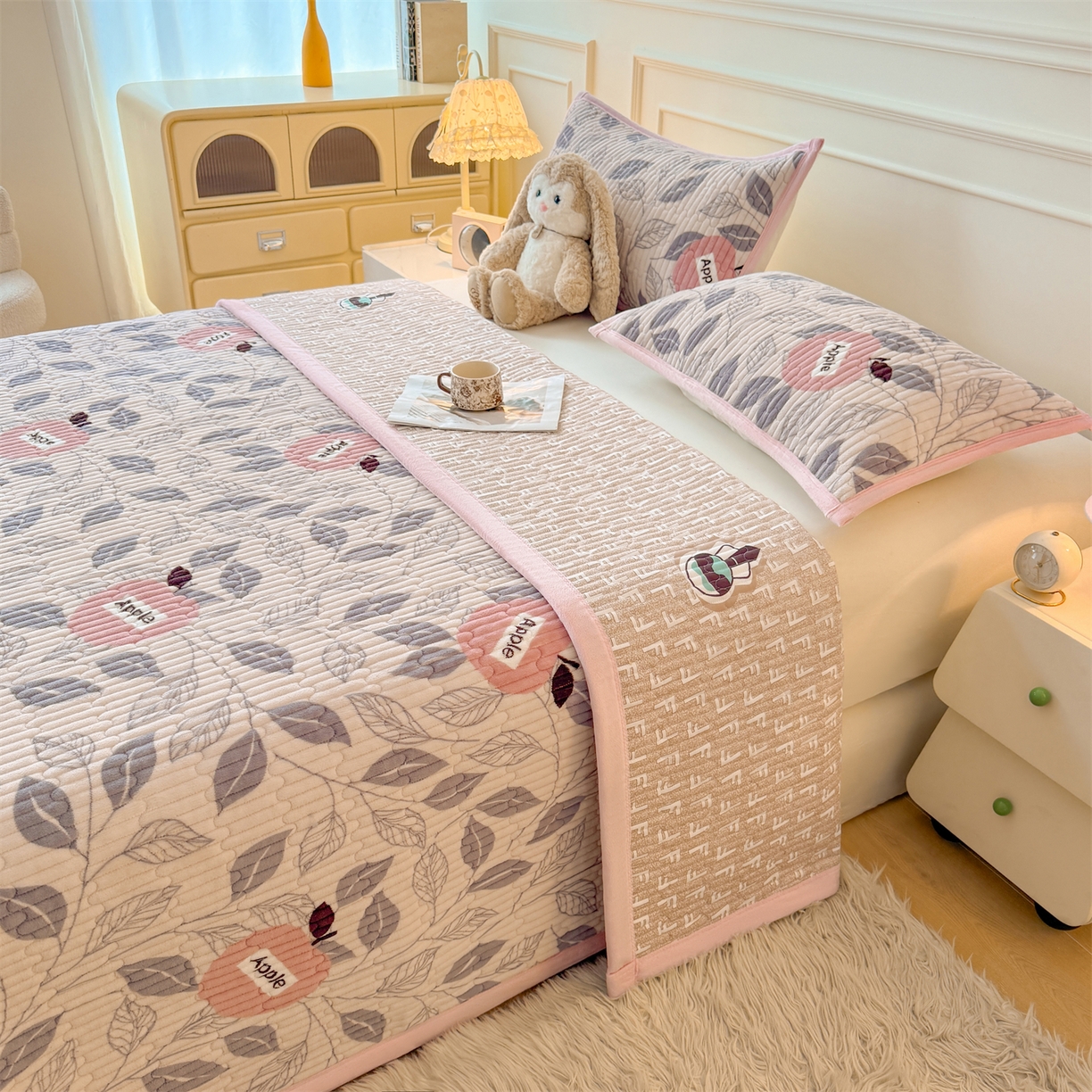 91家纺网 家纺一手货源 找家纺 慕木家纺 2025新款高克重牛奶绒小清新印花卡通夹棉单床盖床盖单件（提供买家秀) 牛奶绒床盖-伦伯特