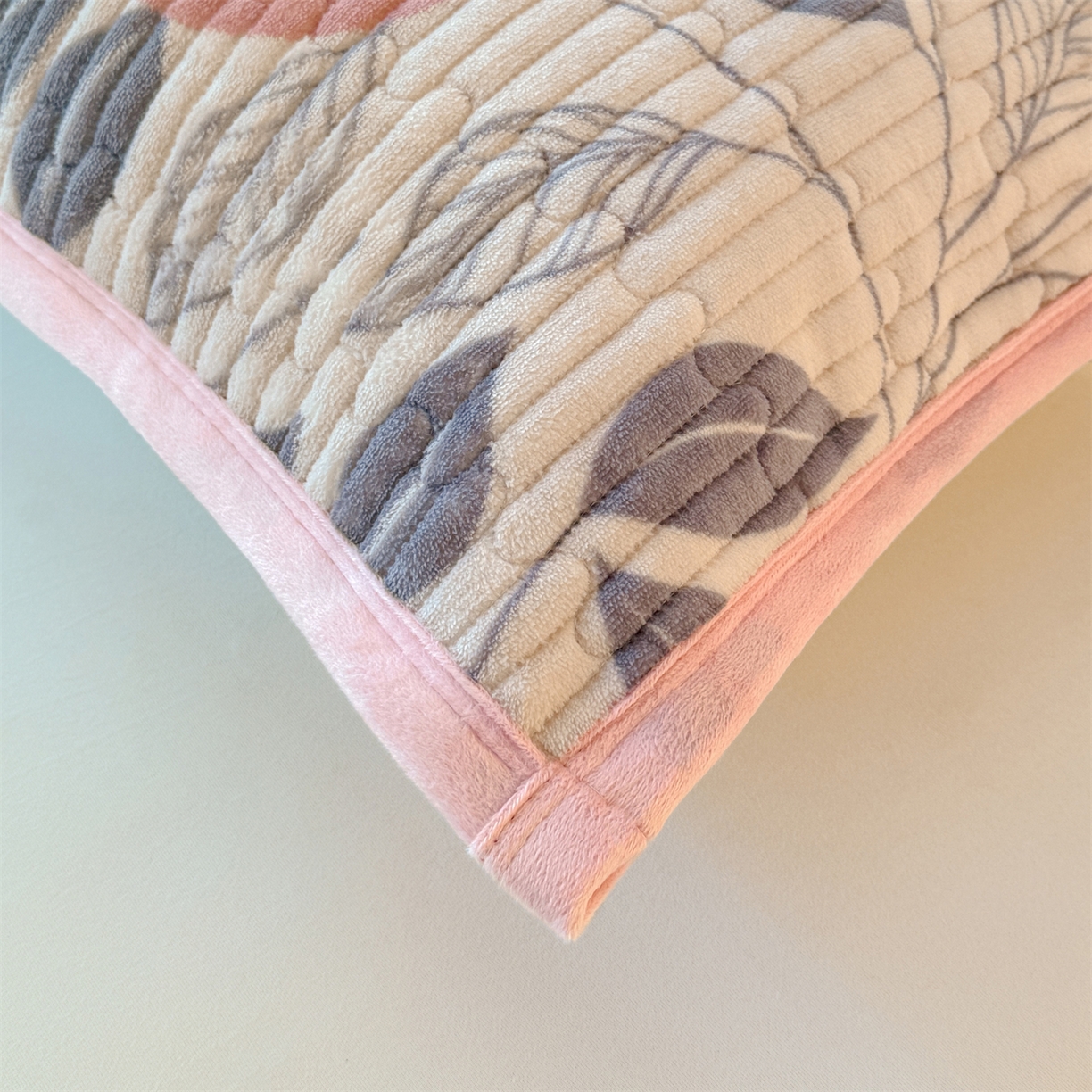 91家纺网 家纺一手货源 找家纺 慕木家纺 2025新款高克重牛奶绒小清新印花卡通夹棉单床盖床盖单件（提供买家秀) 牛奶绒床盖-伦伯特