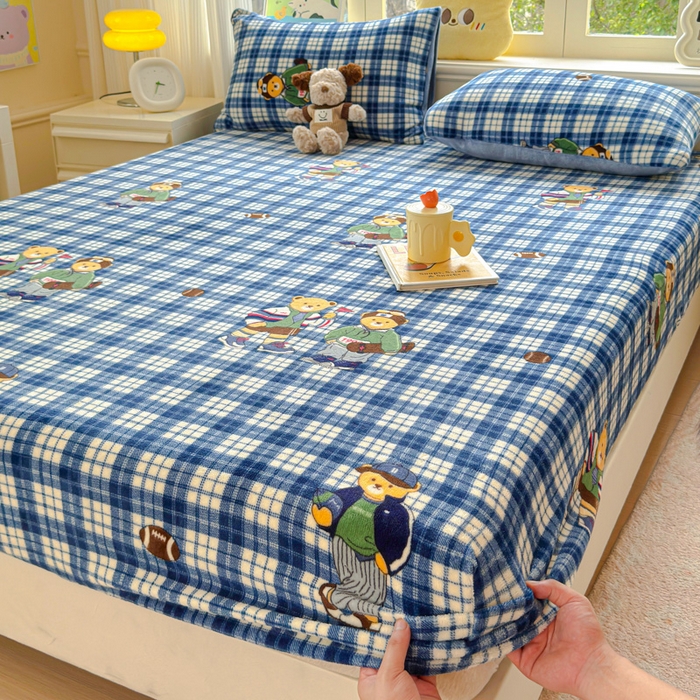 91家纺网 家纺一手货源 找家纺 澜妃 2025新款高克重软软糯糯牛奶绒单床笠CL系列（小红书推荐） CL-蓝格英伦熊