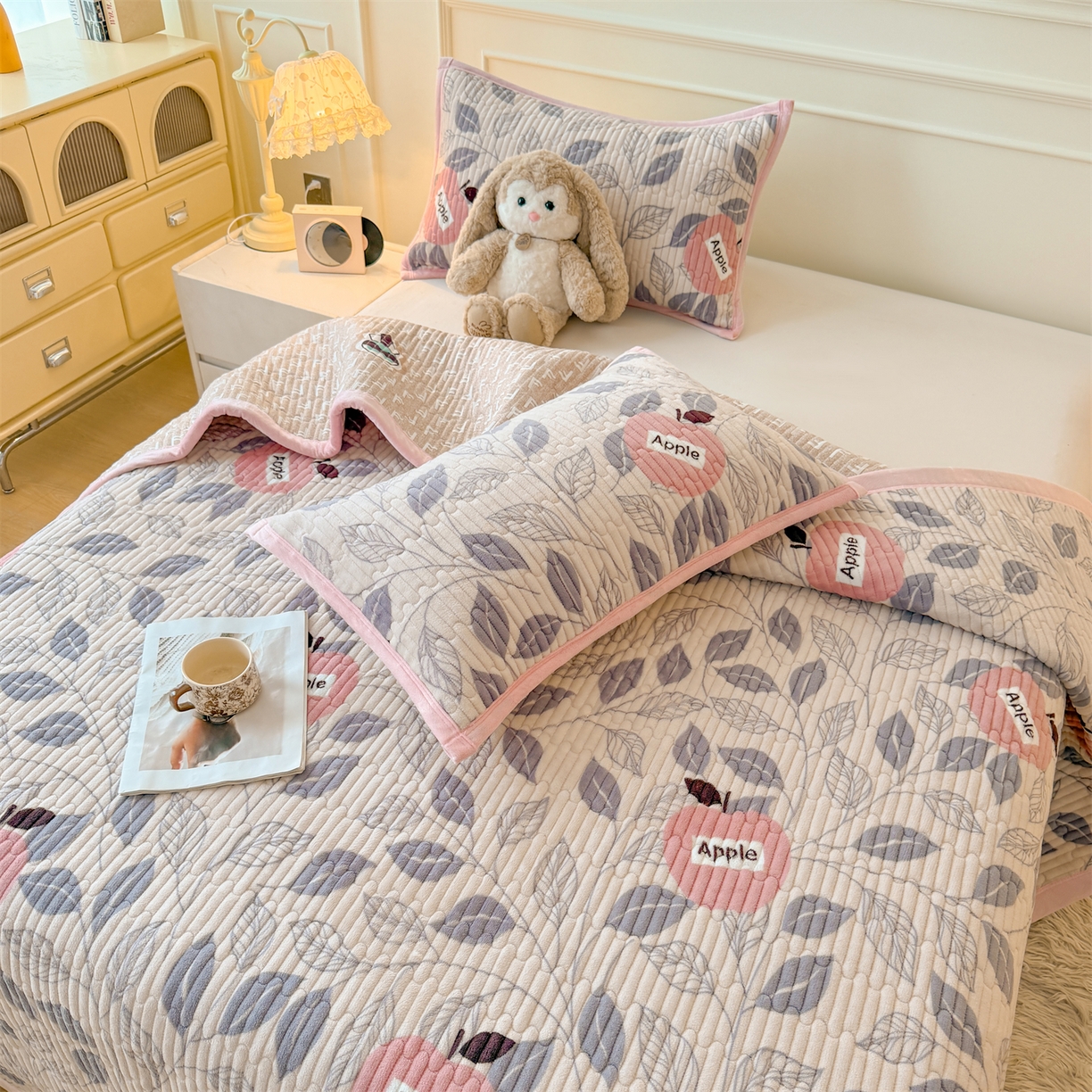 91家纺网 家纺一手货源 找家纺 慕木家纺 2025新款高克重牛奶绒小清新印花卡通夹棉单床盖床盖单件（提供买家秀) 牛奶绒床盖-伦伯特