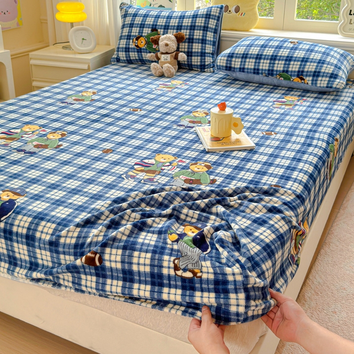 91家纺网 家纺一手货源 找家纺 澜妃 2025新款高克重软软糯糯牛奶绒单床笠CL系列（小红书推荐） CL-蓝格英伦熊