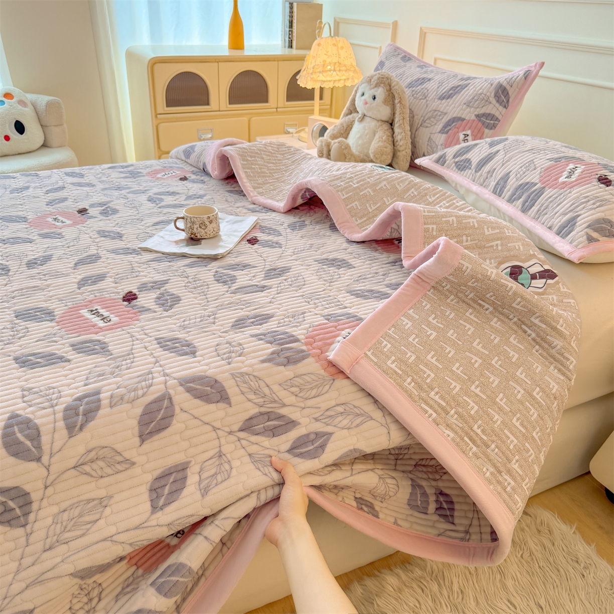 91家纺网 家纺一手货源 找家纺 慕木家纺 2025新款高克重牛奶绒小清新印花卡通夹棉单床盖床盖单件（提供买家秀) 牛奶绒床盖-伦伯特