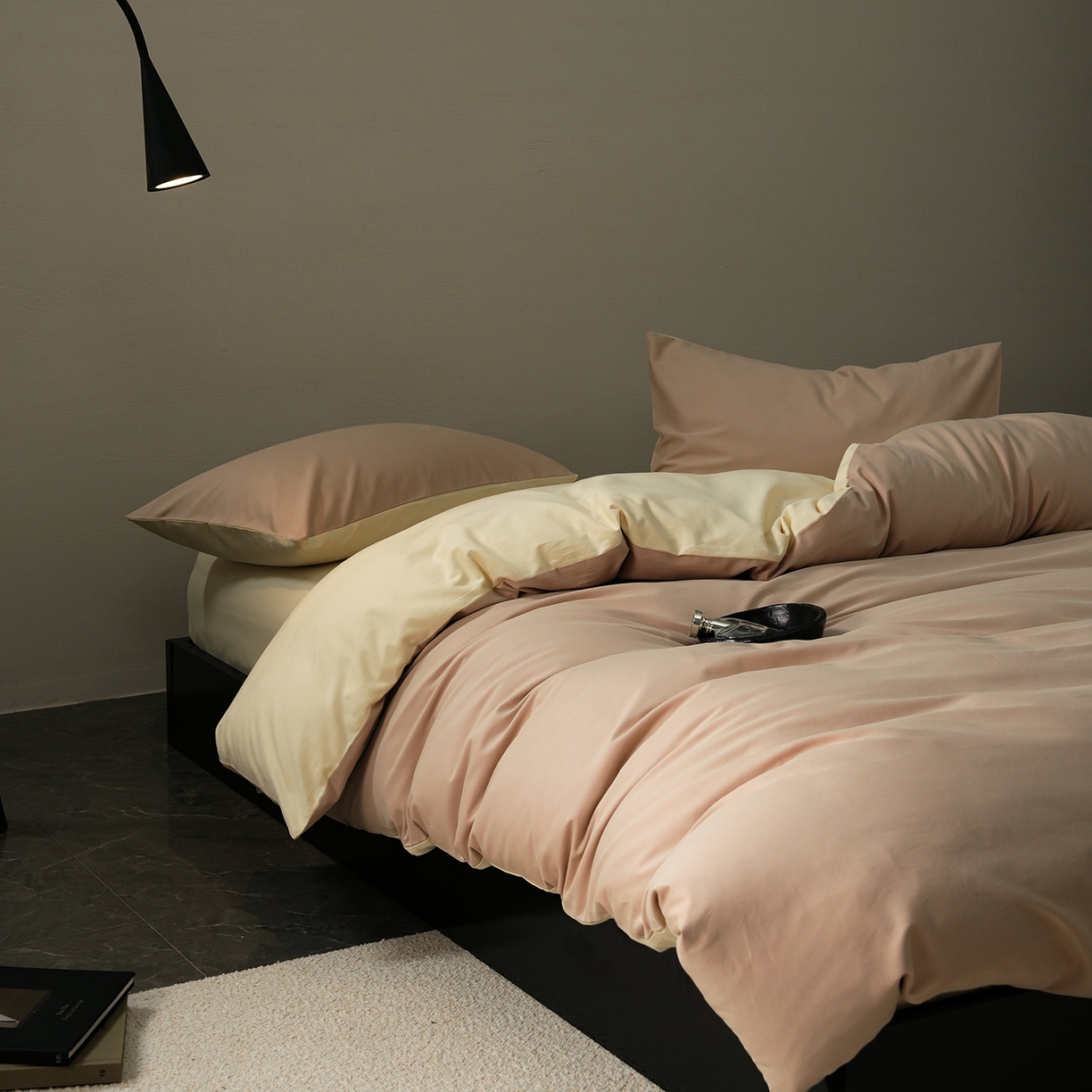 91家纺网 家纺一手货源 找家纺 禾时 2025新款A类全棉贡缎磨毛纯色四件套（礼盒包装）-风格1 鱼月