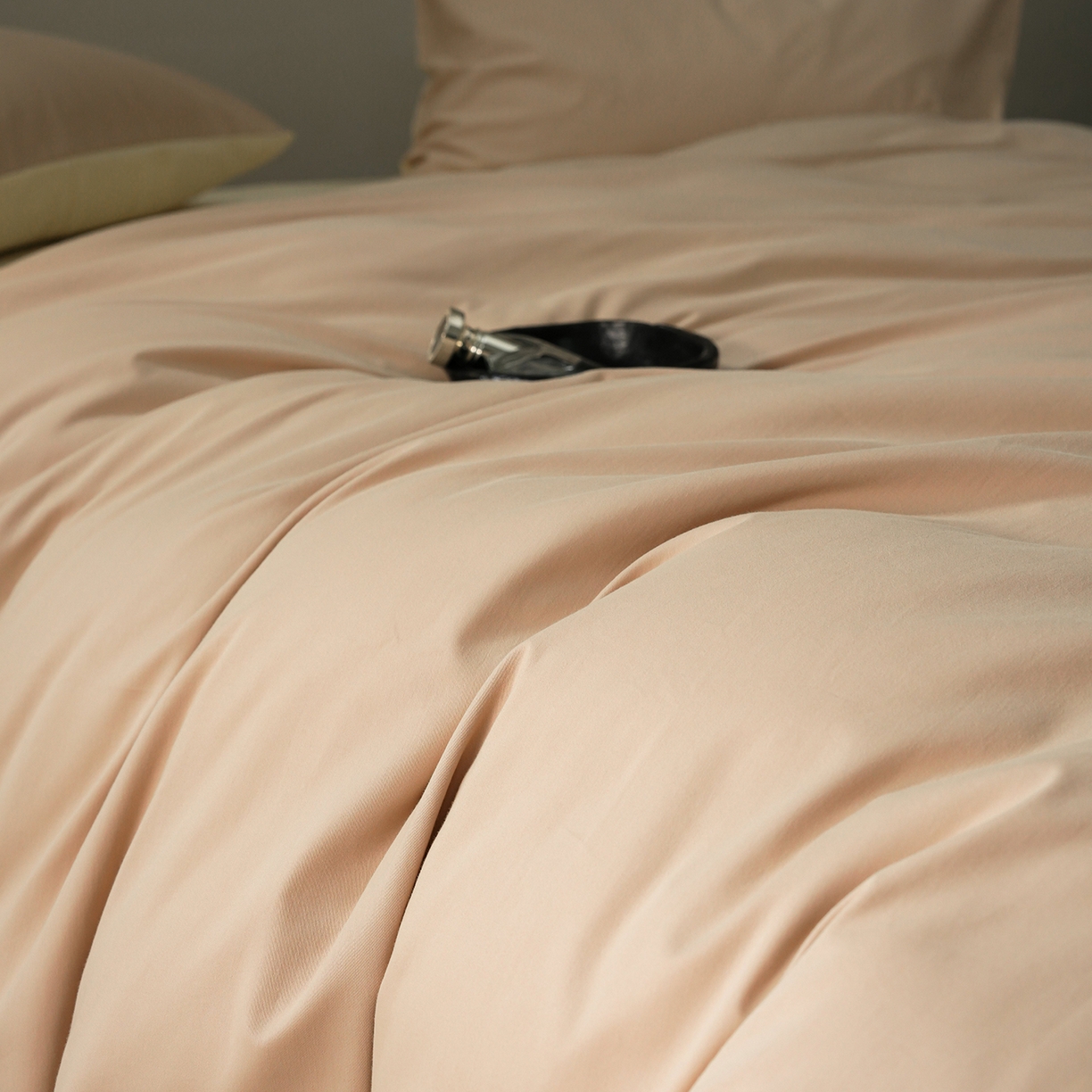 91家纺网 家纺一手货源 找家纺 禾时 2025新款A类全棉贡缎磨毛纯色四件套（礼盒包装）-风格1 鱼月