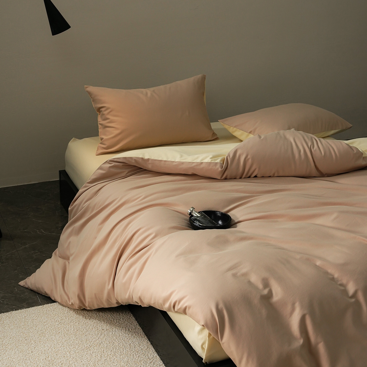 91家纺网 家纺一手货源 找家纺 禾时 2025新款A类全棉贡缎磨毛纯色四件套（礼盒包装）-风格1 鱼月