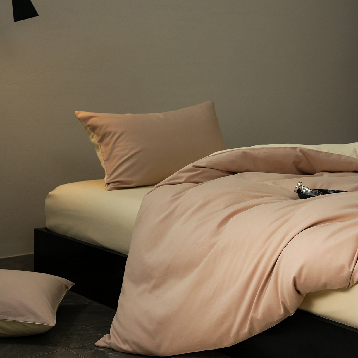 91家纺网 家纺一手货源 找家纺 禾时 2025新款A类全棉贡缎磨毛纯色四件套（礼盒包装）-风格1 鱼月