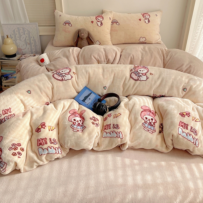 91家纺网 家纺一手货源 找家纺 yyds网供 2025新款萌趣四件套卡通花卉牛奶绒三件套加厚保暖裸睡治愈防静电 美乐蒂萌