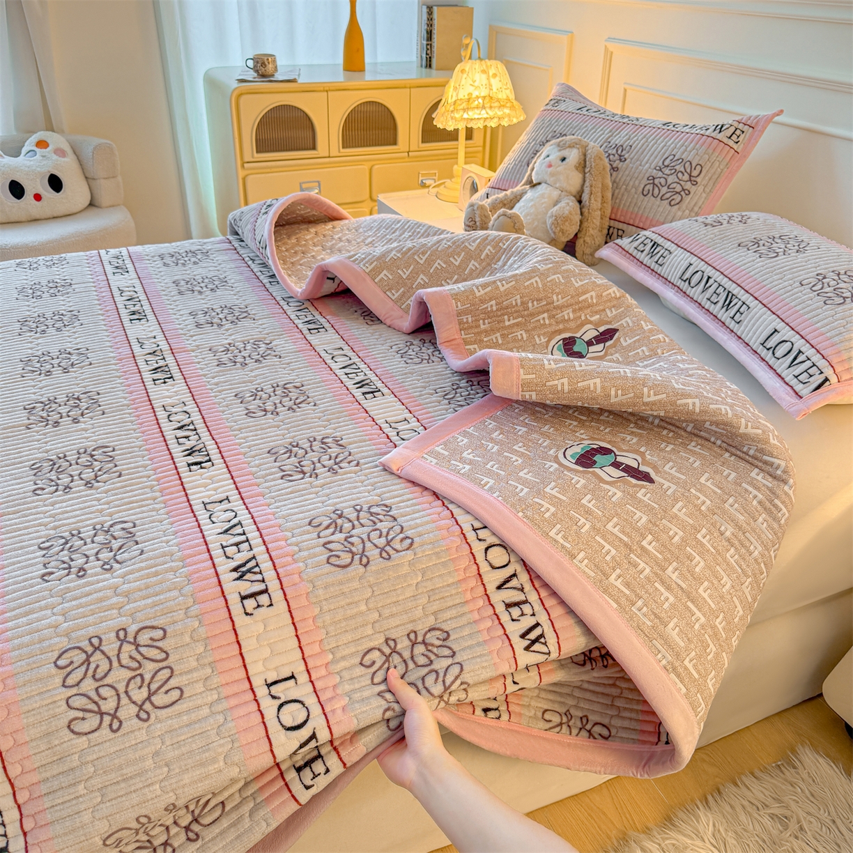 91家纺网 家纺一手货源 找家纺 慕木家纺 2025新款高克重牛奶绒小清新印花卡通夹棉单床盖床盖单件（提供买家秀) 牛奶绒床盖-蝶舞飞