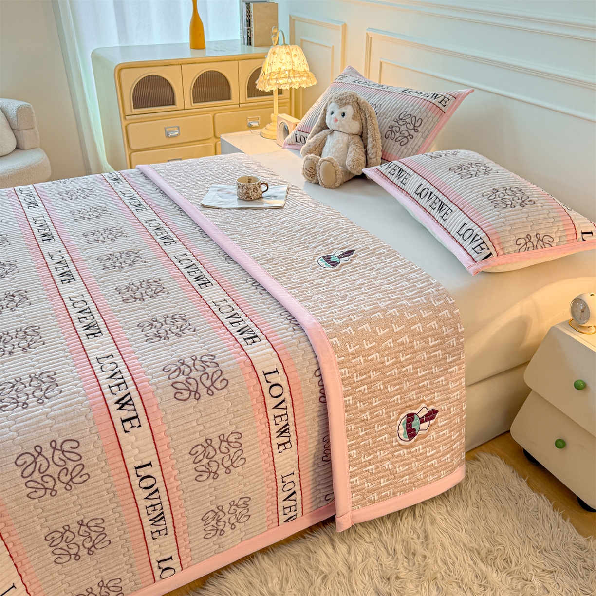 91家纺网 家纺一手货源 找家纺 慕木家纺 2025新款高克重牛奶绒小清新印花卡通夹棉单床盖床盖单件（提供买家秀) 牛奶绒床盖-蝶舞飞