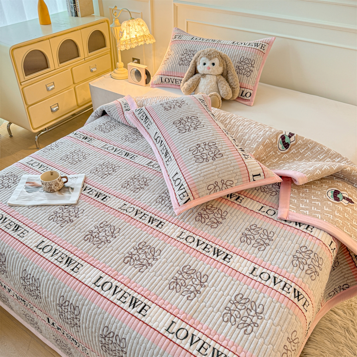 91家纺网 家纺一手货源 找家纺 慕木家纺 2025新款高克重牛奶绒小清新印花卡通夹棉单床盖床盖单件（提供买家秀) 牛奶绒床盖-蝶舞飞