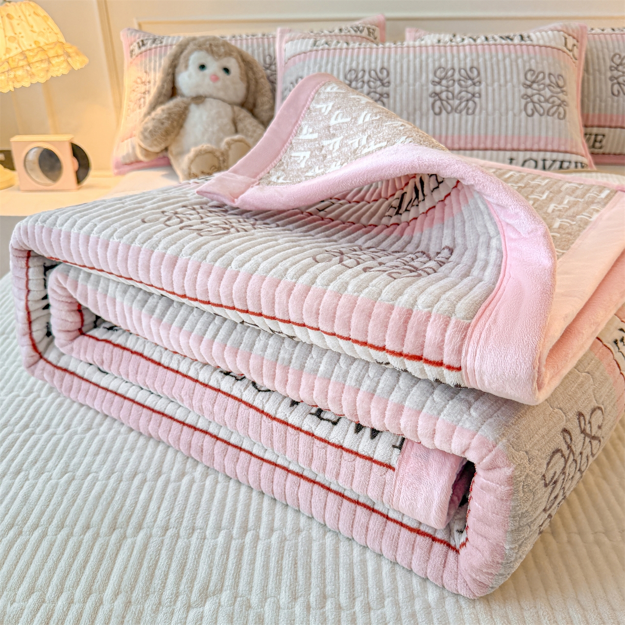 91家纺网 家纺一手货源 找家纺 慕木家纺 2025新款高克重牛奶绒小清新印花卡通夹棉单床盖床盖单件（提供买家秀) 牛奶绒床盖-蝶舞飞