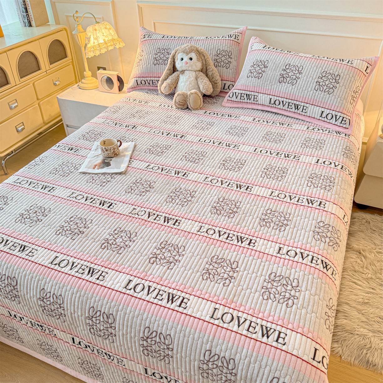 91家纺网 家纺一手货源 找家纺 慕木家纺 2025新款高克重牛奶绒小清新印花卡通夹棉单床盖床盖单件（提供买家秀) 牛奶绒床盖-蝶舞飞