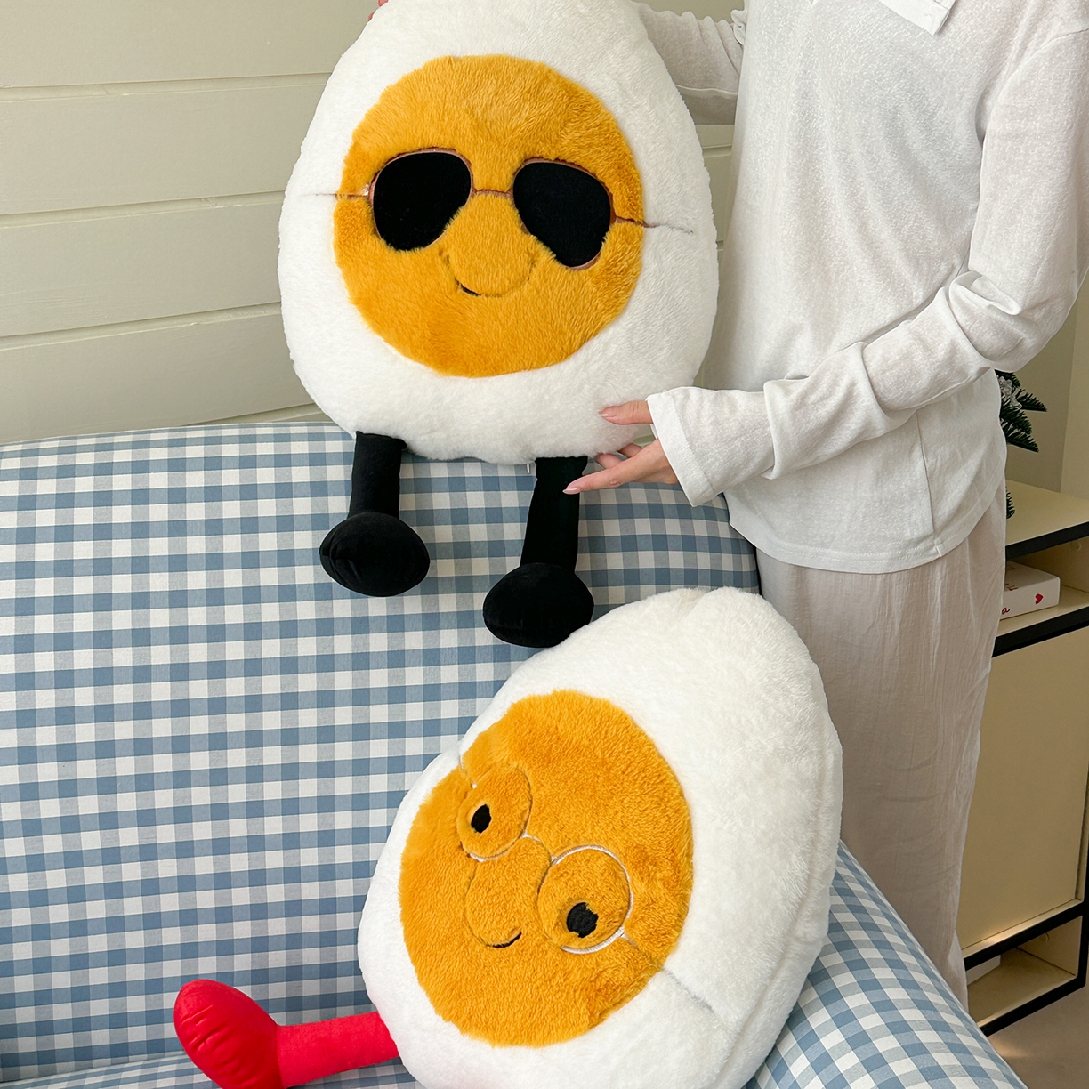 91家纺网 家纺一手货源 找家纺 美茉家居 2025新款蛋仔兔毛绒异形抱枕 斯文蛋仔