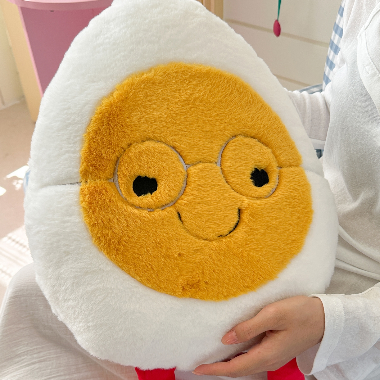 91家纺网 家纺一手货源 找家纺 美茉家居 2025新款蛋仔兔毛绒异形抱枕 斯文蛋仔