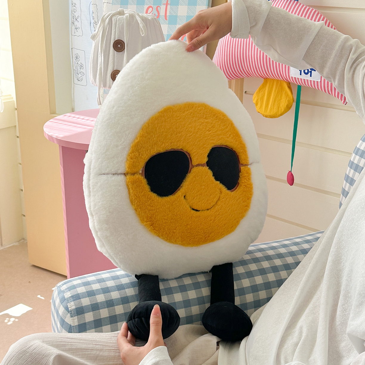 91家纺网 家纺一手货源 找家纺 美茉家居 2025新款蛋仔兔毛绒异形抱枕 斯文蛋仔